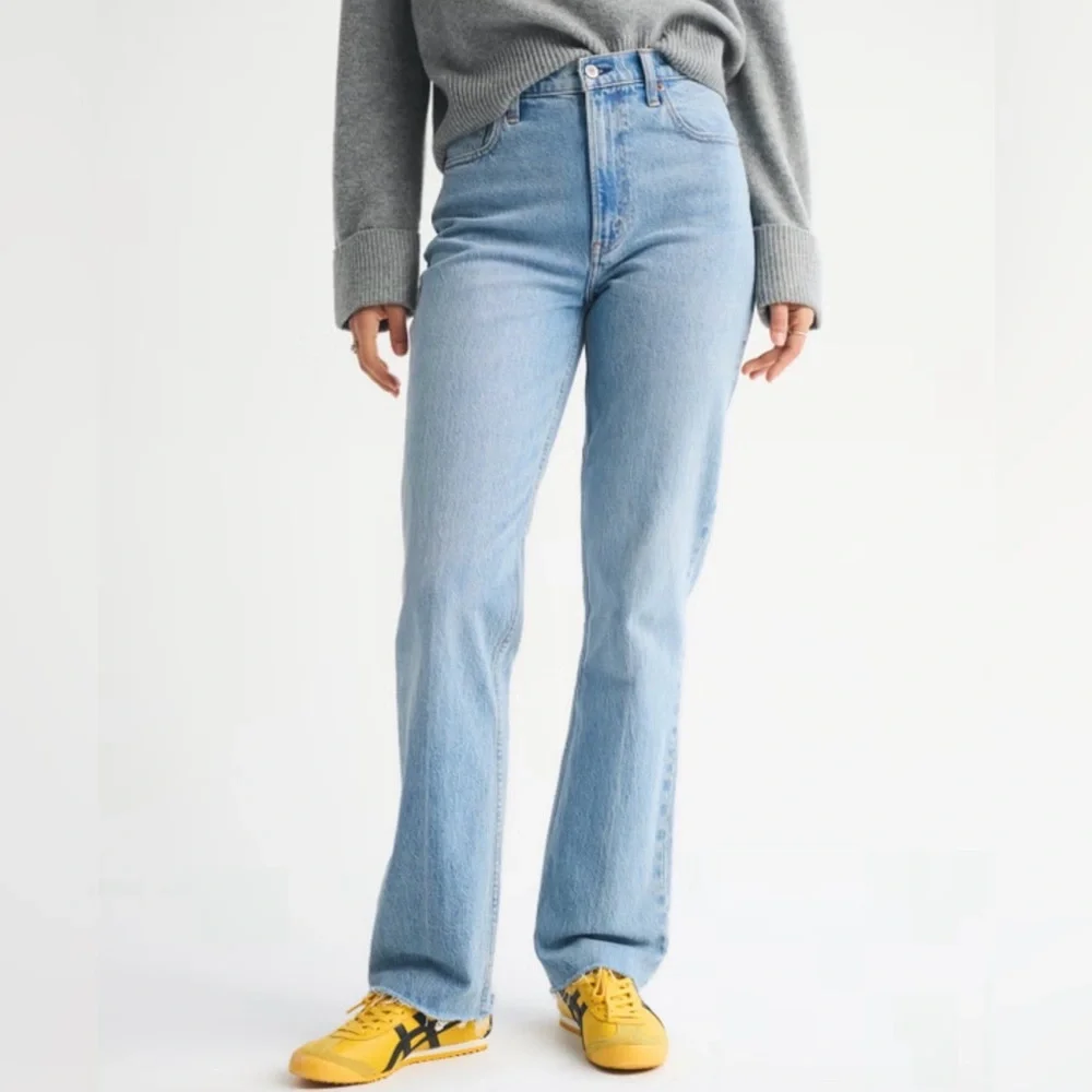 Abercrombie Ultra High Rise 90s Straight Jeans 28R NWT Raw Hem - Picture 2 of 10